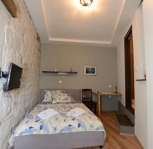 Πανσιόν Elena